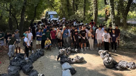 Muğla'nın Köyceğiz ilçesinde Fen Lisesi, çevre bilincini artırmak amacıyla çevre temizliği etkinliği gerçekleştirdi.