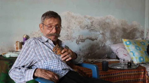 Adana'da yalnız yaşayan bir adamın, yavruyken kurtardığı sincabı dostu haline geldi.