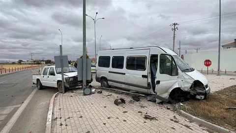 Karaman'da minibüs ile kamyonetin çarpıştığı kaza anı kamerada kaydedildi.