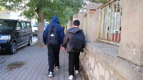 Sivas'ta uzmanlar ağır okul çantalarının çocuklarda skolyoz riskini artırdığını belirtti