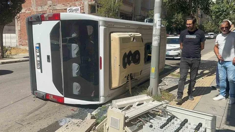Elazığ'da yolcu minibüsü devrildi