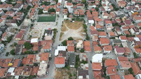 Denizli'de muhtar, atıl arsayı okul yapmak için 618 hissedarı ikna etmeye çalışıyor.