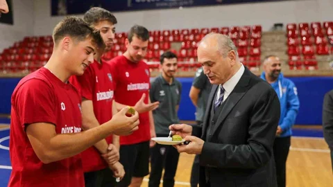 Düzce'de voleybol takımlarına baklava ikramı