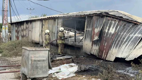 İstanbul Arnavutköy'de trafo yangını ayakkabı deposunu küle çevirdi