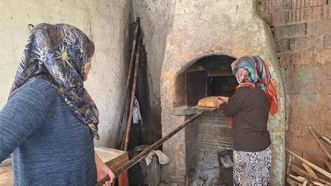 Kütahya'da kadınlar, Gazze halkına destek olmak için fırında köy ekmekleri pişirerek satışa sundu.