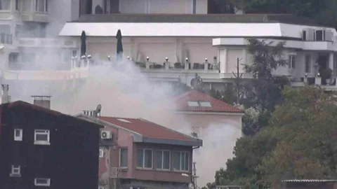İstanbul'da Beşiktaş'ta ahşap bina alev alev yandı