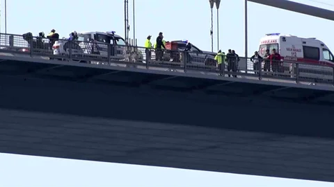 İstanbul'da 15 Temmuz Şehitler Köprüsü'nde intihar girişiminde bulunan bir kişi kurtarıldı.