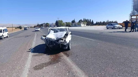 Adıyaman Kahta'da iki otomobil çarpıştı