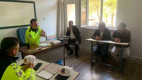 Kütahya'da okul servis şoförlerine trafik eğitimi