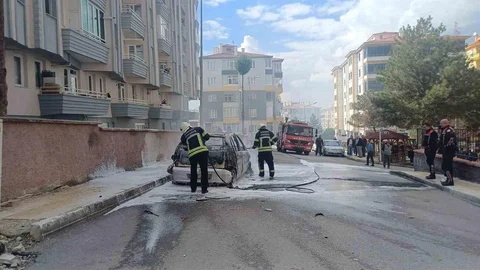 Çorum'da öfkeli kadın, eşinin otomobilini ateşe verdi.