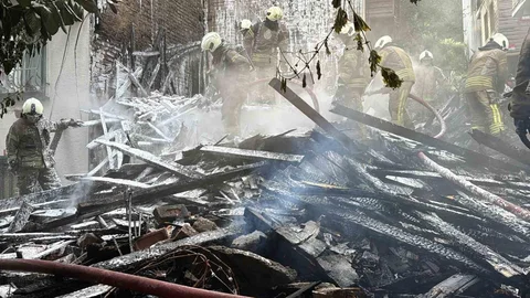 İstanbul'da Beşiktaş'ta meydana gelen yangında 4 katlı ahşap bina alevlere teslim oldu.