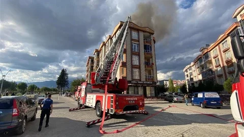 Balıkesir'de apartman çatısında yangın