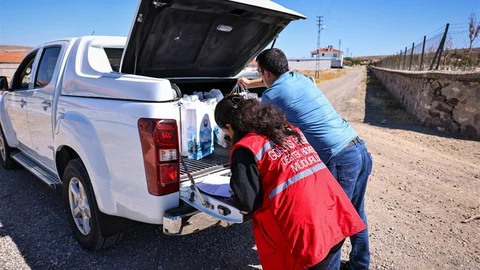 Gölbaşı'nda kırtasiye yardımı