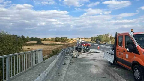 Kırklareli'nde tır dereye düştü, sürücü yaralandı.