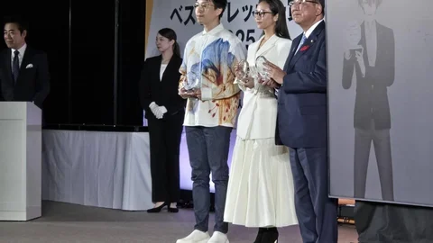 Japonya Başbakanı Shigeru Ishiba, Tokyo'da düzenlenen etkinlikte "politika" kategorisinde en şık gözlüklü ünlü seçildi.