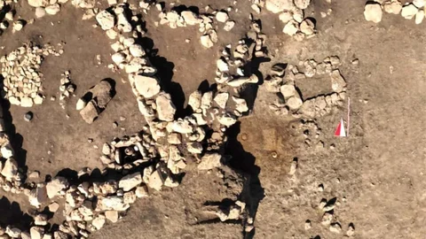 Diyarbakır Ergani'de Çayönü Tepesi'nde 8 mezar gün yüzüne çıkarıldı.