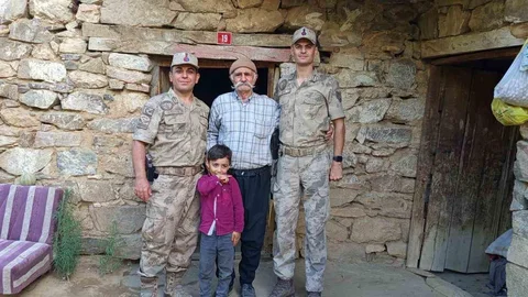 Batman'da Jandarma Yaşlılar Günü'nde köylerdeki yaşlıları ziyaret etti
