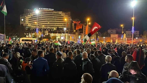 Kayseri'de vatandaşlar İsrail ordusunun Sumud Filosu'na müdahalesine karşı toplandı.