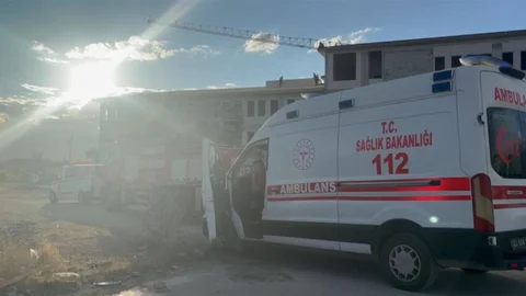 Erzincan'da işçiler çatıda eylem yaptı