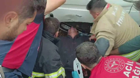 Hatay'da minibüs elektrik direğine çarparak ters döndü