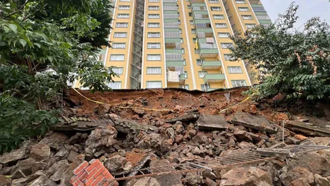 Trabzon'da istinat duvarı çöktü