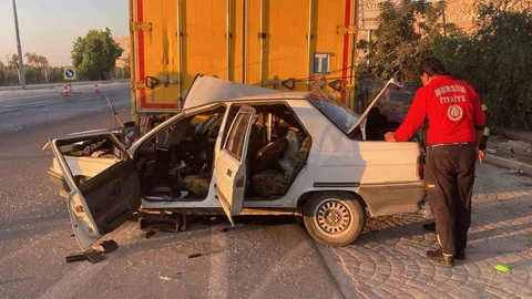 Mersin'de tıra çarpan otomobilin sürücüsü hastanede yaşamını yitirdi