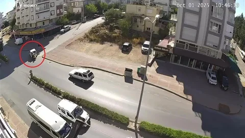 Manavgat'ta motosiklet ile hafif ticari araç çarpıştı