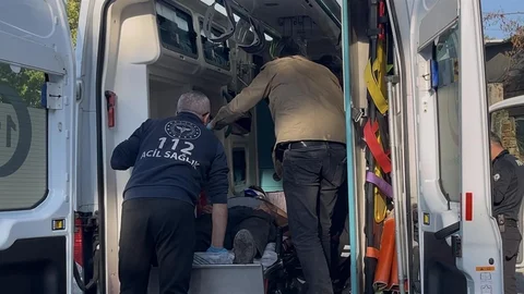 Bursa Uludağ’da kestane toplamak isteyen grup ile arazi sahipleri arasında başlayan tartışma silahlı çatışmaya dönüştü. Olayda 3 kişi yaralanırken, saldırganlar kaçmayı başardı.