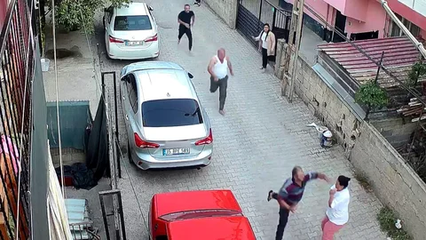 Adana'da trafikteki kargaşa sonrası bir kadının kaçan şahsı tutma çabası yumrukla sonuçlandı.