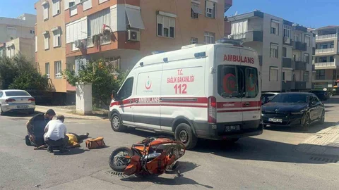 Antalya'da motosiklet ve otomobil çarpıştı, 1 kişi yaralandı