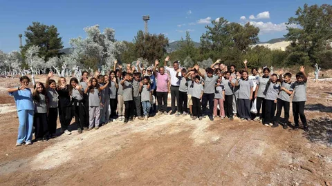 Muğla'da öğrencilere zeytin fidanı dikimi eğitimi verildi
