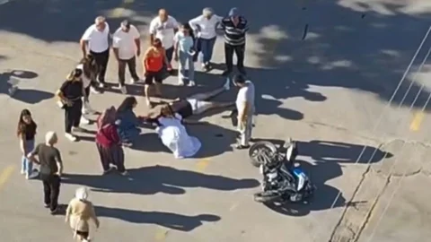 Mersin'de Otomobil İle Çarpışan Motorsiklet Sürücüsü Ağır Yaralandı