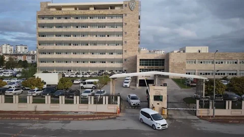 Antalya'da engelli vatandaşın evini satıp parayı kız arkadaşına aktaran emlakçı tutuklandı.