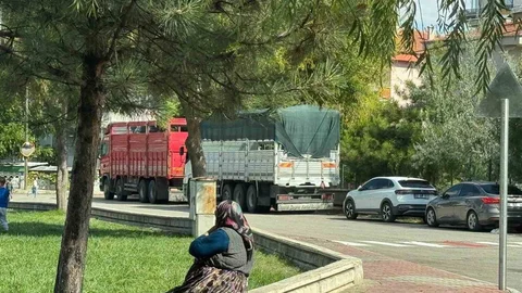 Afyonkarahisar'da ağır tonajlı araçların sokakları işgal etmesine vatandaşlar tepki gösterdi.