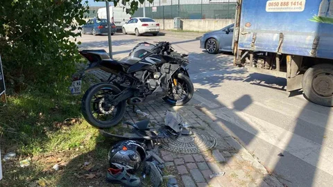 Kocaeli'de motosiklet kamyonetle çarpıştı