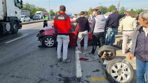 Sakarya'da cip ile otomobil çarpıştı, 2 kişi yaralandı.