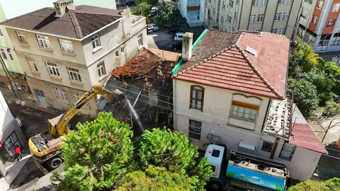 İlkadım'da Metruk Binalar Yıkılıyor