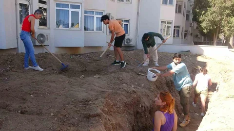 Mersin'de balina iskeletinin gün yüzüne çıkarılması için kazı çalışmaları başladı.