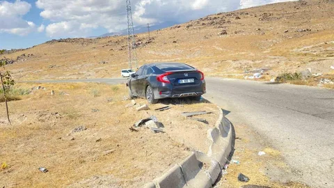 Bitlis'te otomobil bariyerlere çarptı, 4 kişi yaralandı