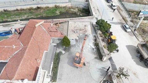 Sorgun'da kaçak yapılara yıkım işlemleri sürüyor