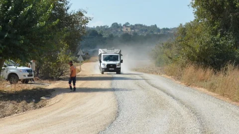 Büyükşehir Belediyesi Ekiplerinden Kadelli-göçük Grup Yolunda Sathi Asfalt Çalışması
