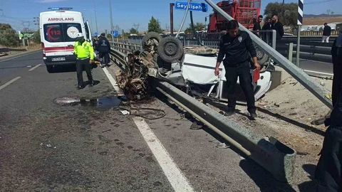 Konya'da otomobil direğe çarparak takla attı, 2 kişi yaralandı.
