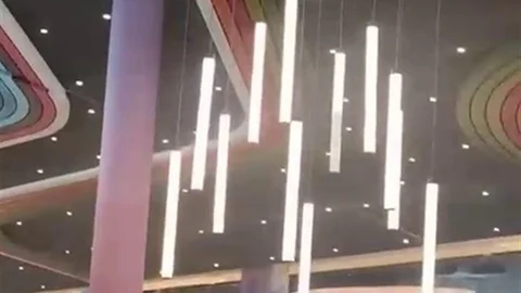 İstanbul'da deprem anı AVM'de görüntülendi