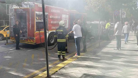 Atatürk Caddesi'nde yangına giden itfaiye ekipleri ilerlemekte zorlandı.