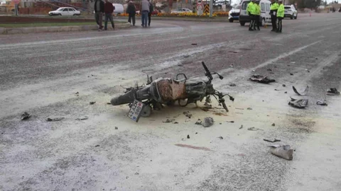 Beyşehir'de motosiklet işçi servisiyle çarpıştı