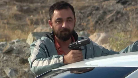 Aksaray'da intihar girişiminde bulunan şahıs, 7 saat süren ikna çabalarının ardından arkadaşının müdahalesiyle kurtarıldı.