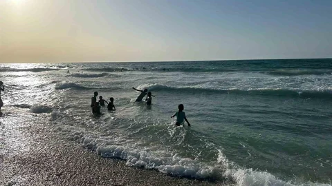 Gazzeli çocuklar sahilde insani yardım getirecek aktivistleri bekliyor