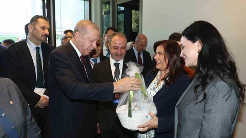 Aydın'da Çerçioğlu, Erdoğan'a incir takdim etti