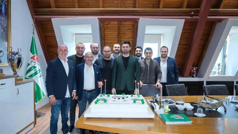 Bursa'da Bursaspor, Enes Çelik'in doğum gününü kutladı