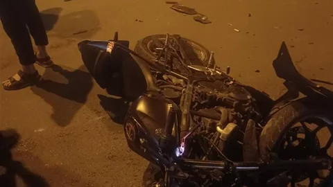 Diyarbakır'da motosiklet ve otomobil çarpıştı